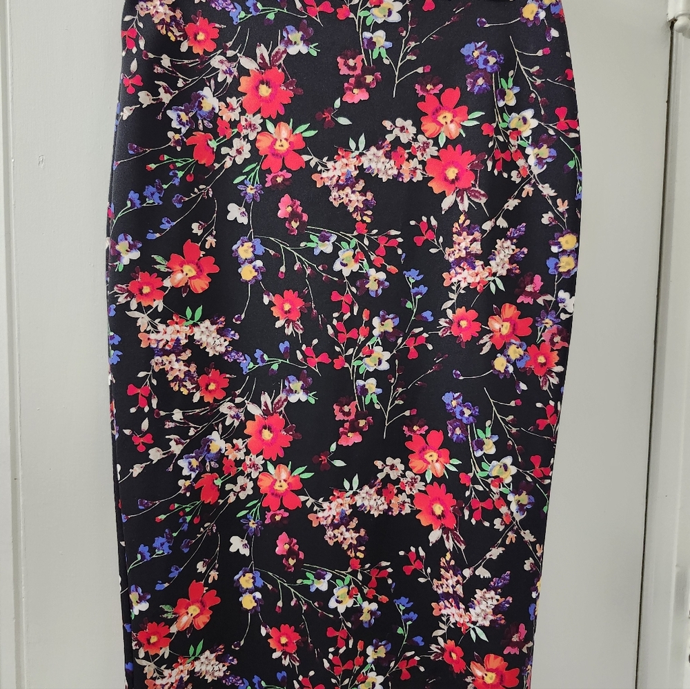 Express Black Floral Pencil Skirt - Picture 2 of 3